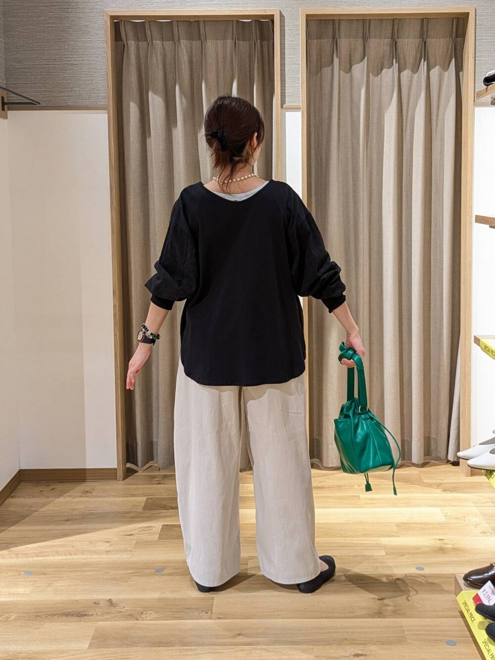 グレー系のパンプス、グレー系のその他パンツ、ブラック系のTシャツ/カットソーを着用したレディースの春コーディネートの2枚目の写真