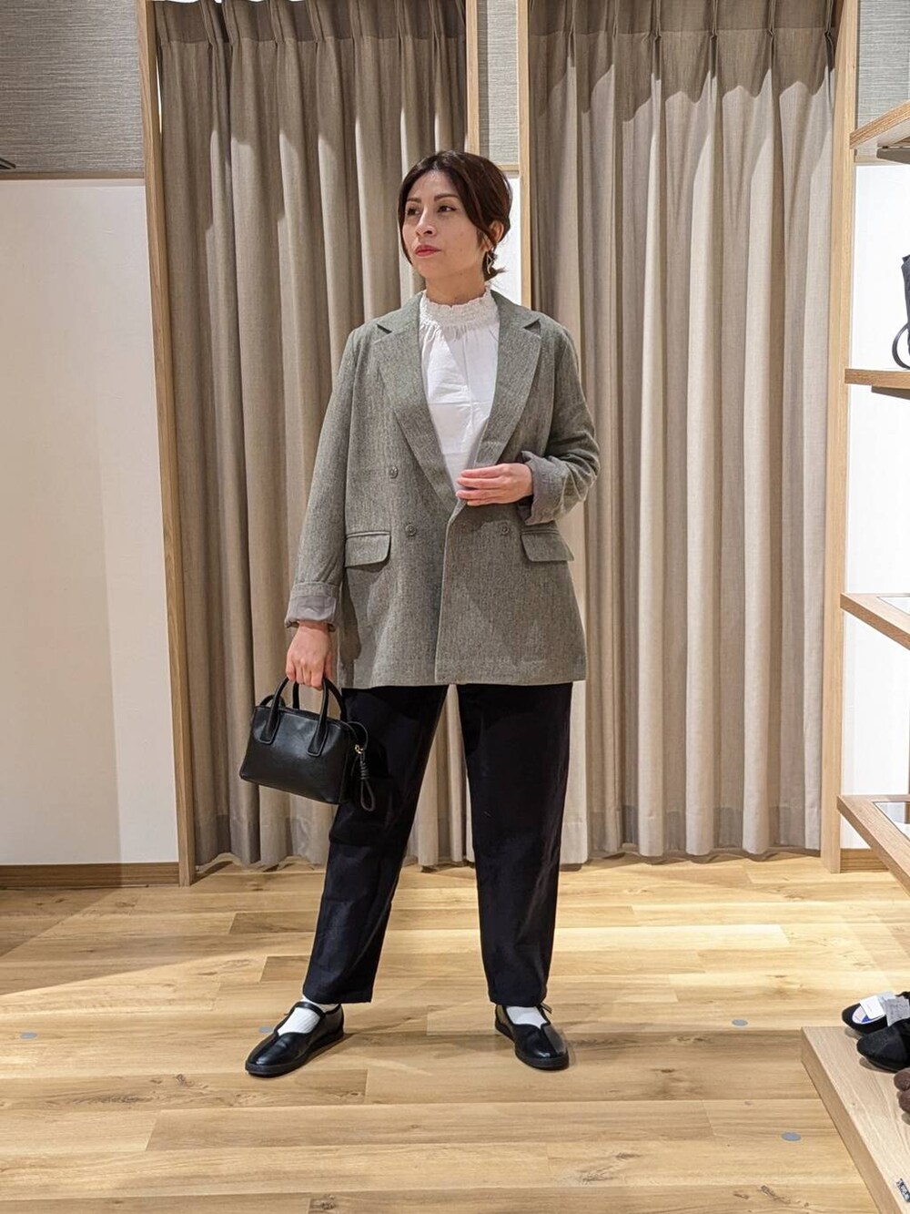 ブラック系のその他パンツ、グレー系のテーラードジャケット、グレー系のシャツ/ブラウスを着用したレディースの冬コーディネートの2枚目の写真