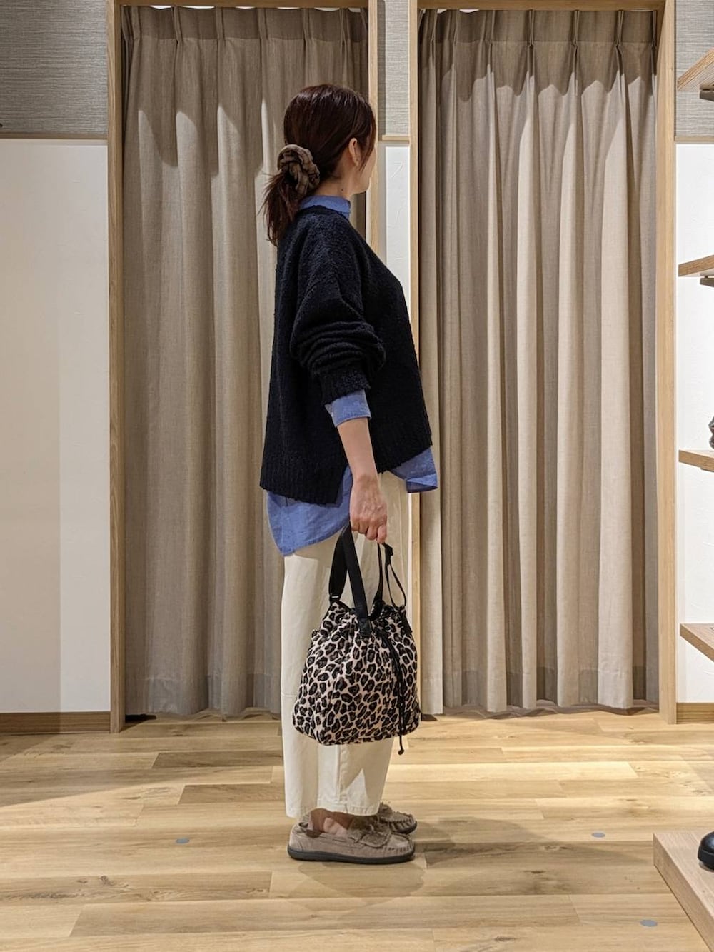 ブルー系のニット/セーター、ベージュ系のその他パンツ、ベージュ系のモカシン/デッキシューズを着用したレディースの秋コーディネートの2枚目の写真