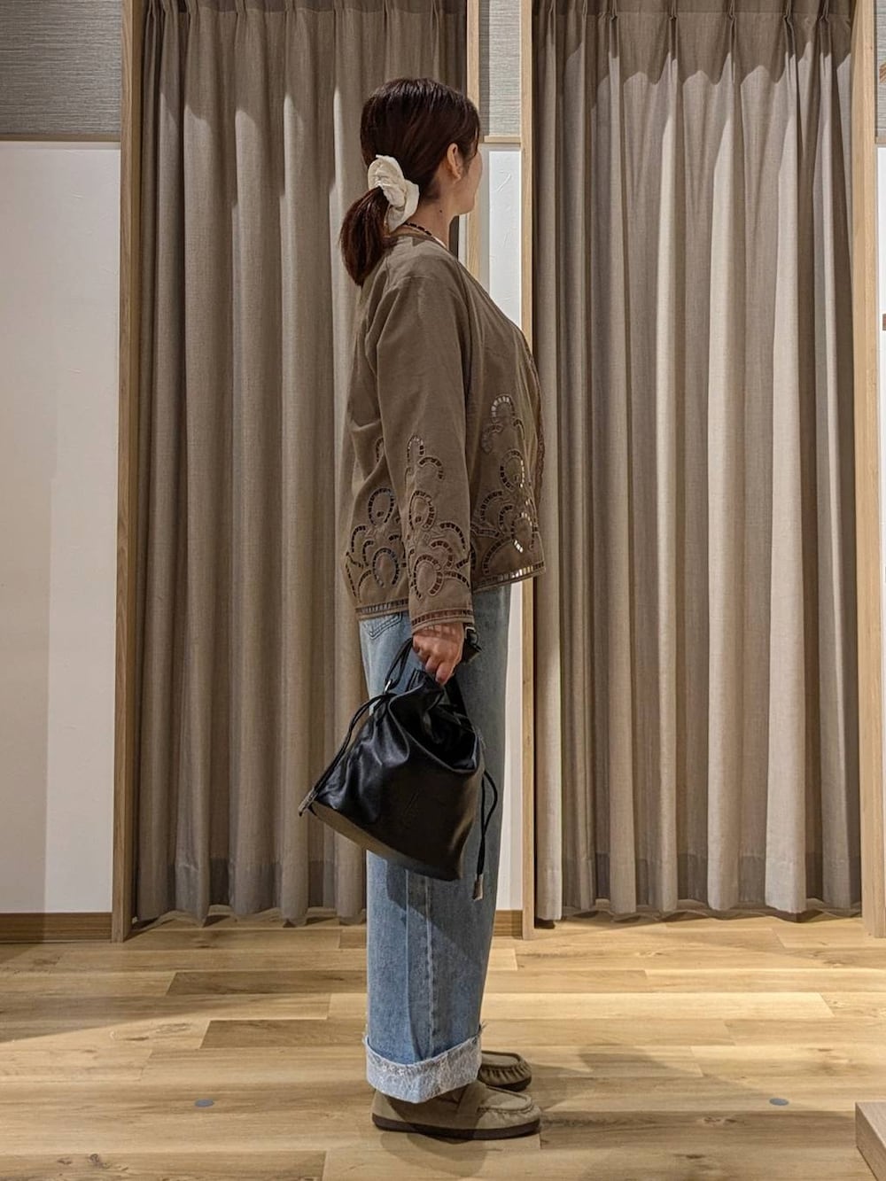 ブルー系のデニムパンツ、ホワイト系のTシャツ/カットソー、ブラウン系のシャツ/ブラウスを着用したレディースの夏コーディネートの2枚目の写真