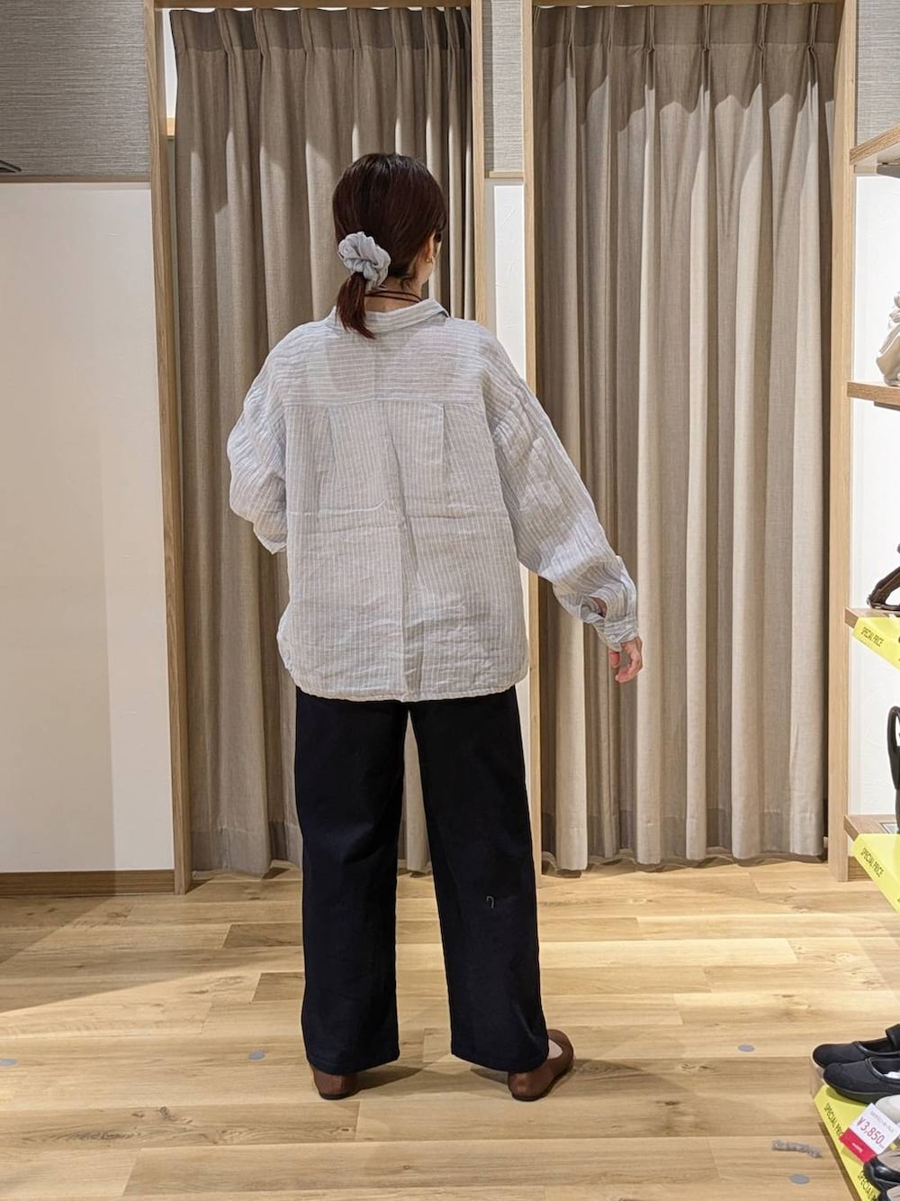 ブルー系のその他パンツ、ブラウン系のショルダーバッグ、ブラウン系のパンプスを着用したレディースの春コーディネートの2枚目の写真