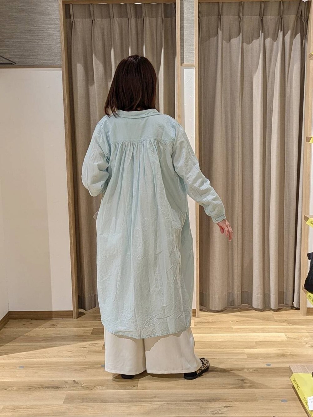 その他のスニーカー、ブラウン系のショルダーバッグ、ブルー系のワンピースを着用したレディースの冬コーディネートの2枚目の写真