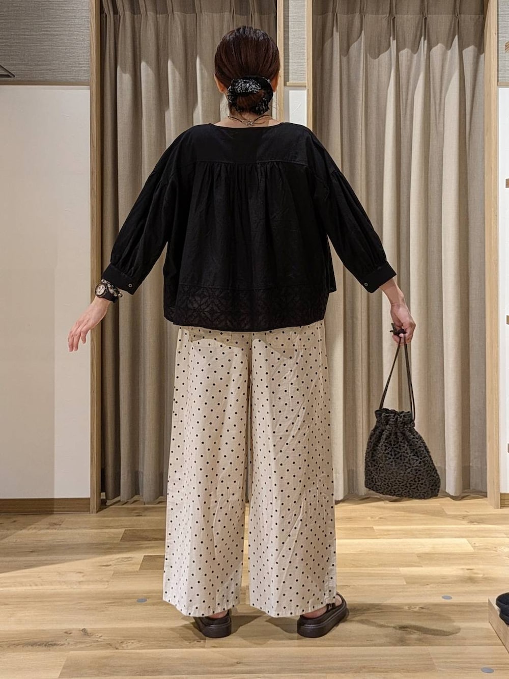 ベージュ系のシャツ/ブラウス、ブラック系のシャツ/ブラウス、ブラウン系のサンダルを着用したレディースの夏コーディネートの3枚目の写真