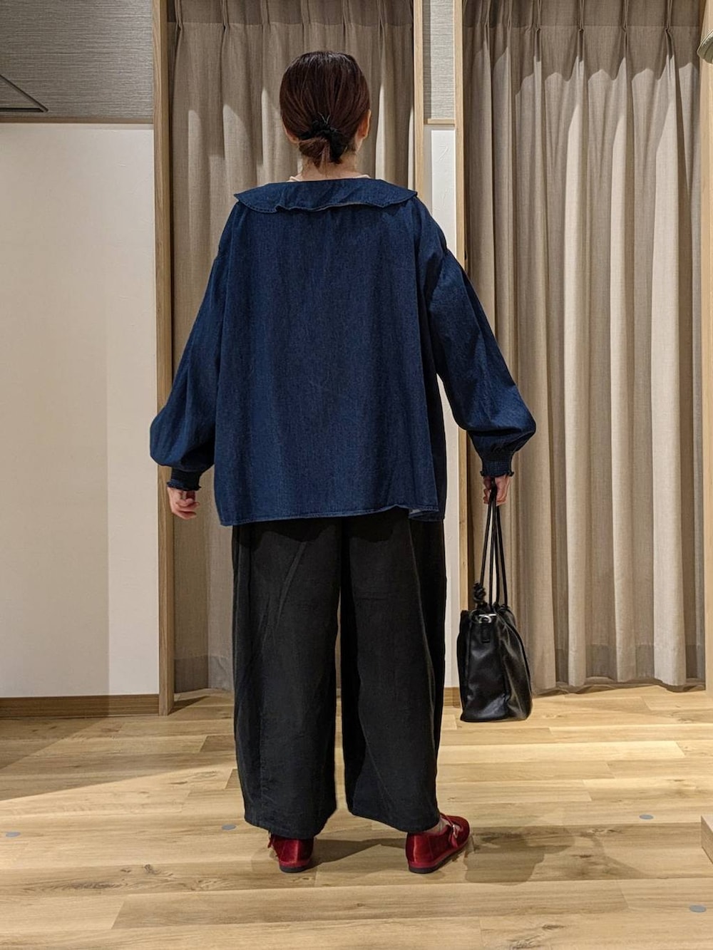 ブルー系のシャツ/ブラウス、グレー系のその他パンツ、レッド系のその他シューズを着用したレディースの秋コーディネートの3枚目の写真