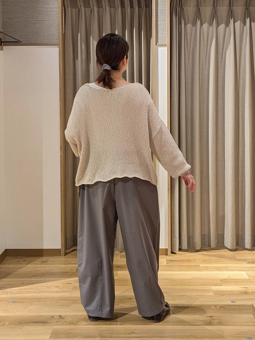 ブラック系のショルダーバッグ、グレー系のその他パンツ、ホワイト系のTシャツ/カットソーを着用したレディースの冬コーディネートの2枚目の写真