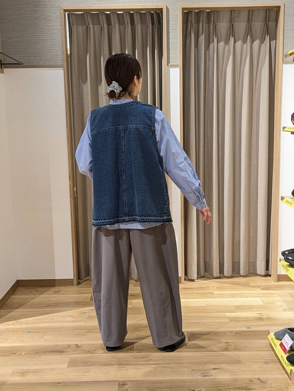 ブルー系のベスト、ブラック系のスニーカー、グレー系のその他パンツを着用したレディースの冬コーディネートの3枚目の写真