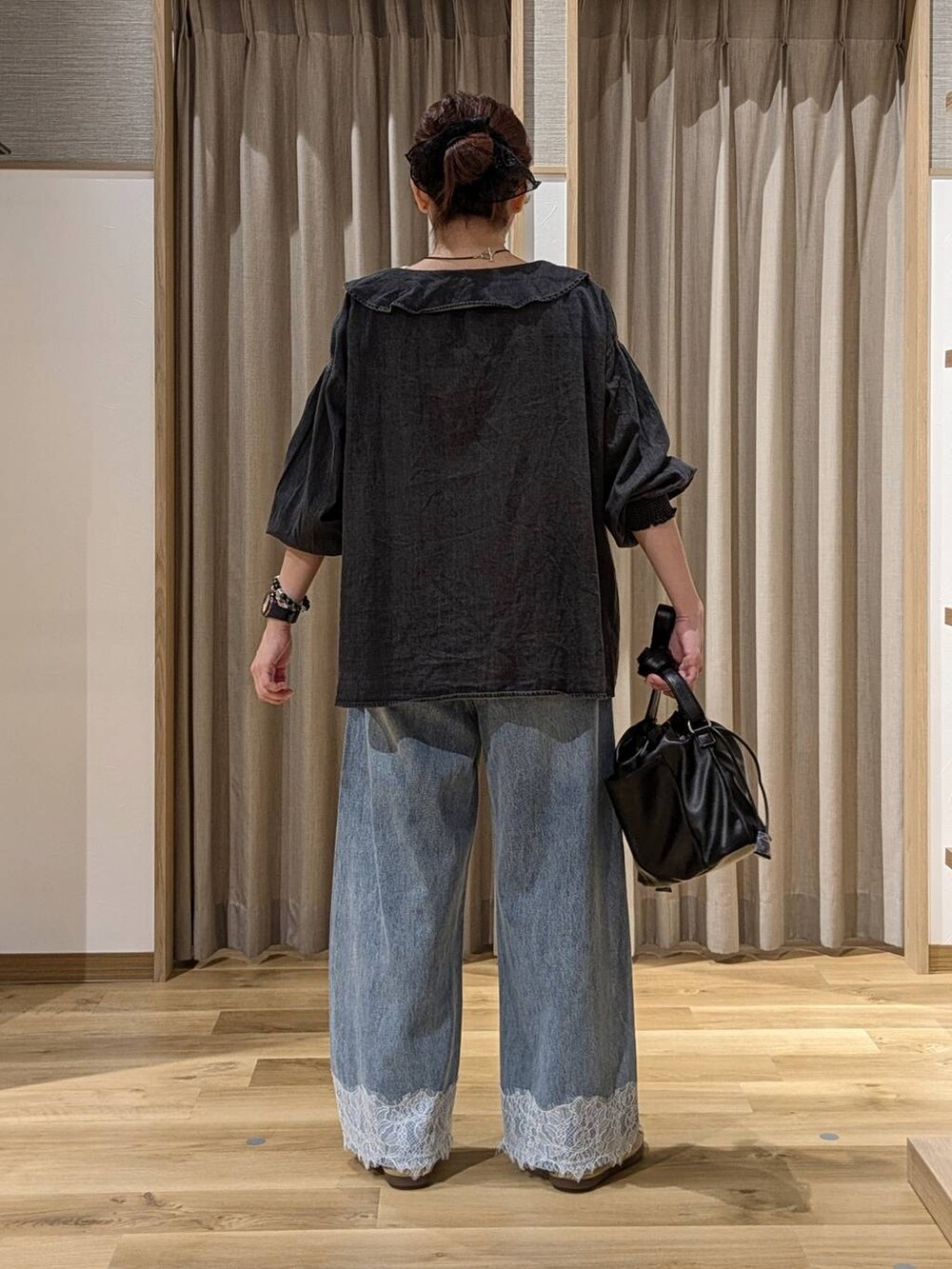 ブルー系のデニムパンツ、ブラック系のシャツ/ブラウス、その他のTシャツ/カットソーを着用したレディースの夏コーディネートの3枚目の写真