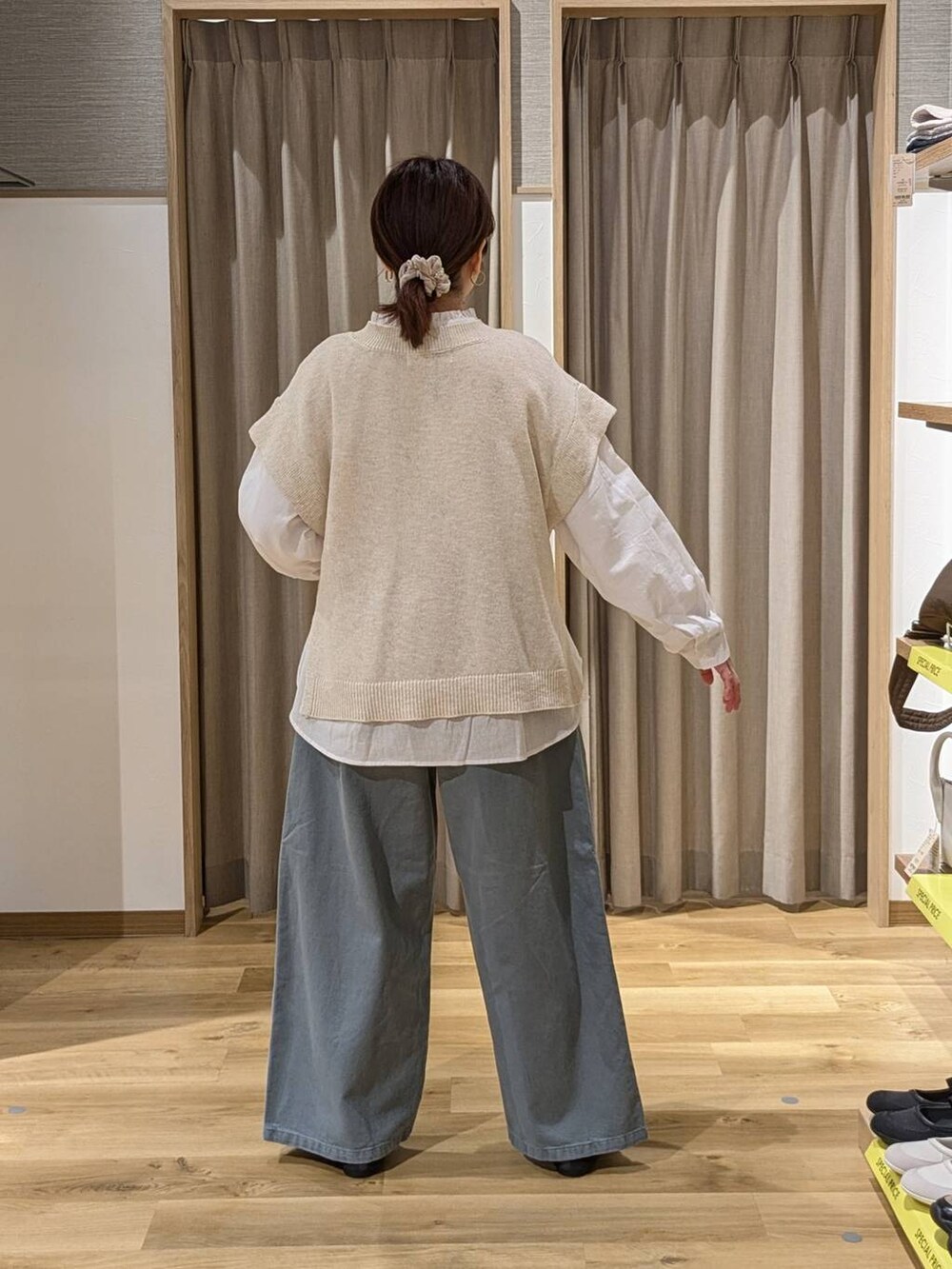 ブルー系のチノパンツ、ホワイト系のシャツ/ブラウス、レッド系のショルダーバッグを着用したレディースの春コーディネートの2枚目の写真