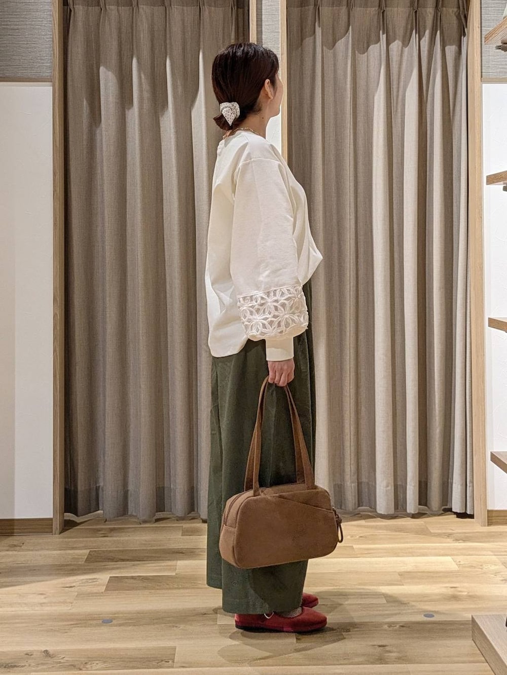 ブラウン系のショルダーバッグ、レッド系のその他シューズ、ホワイト系のTシャツ/カットソーを着用したレディースの秋コーディネートの2枚目の写真
