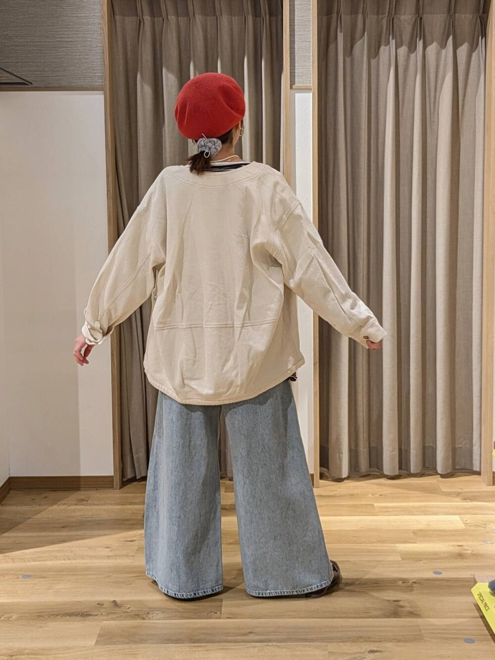 ブルー系のデニムパンツ、ベージュ系のノーカラージャケット、ブラウン系のショルダーバッグを着用したレディースの冬コーディネートの3枚目の写真