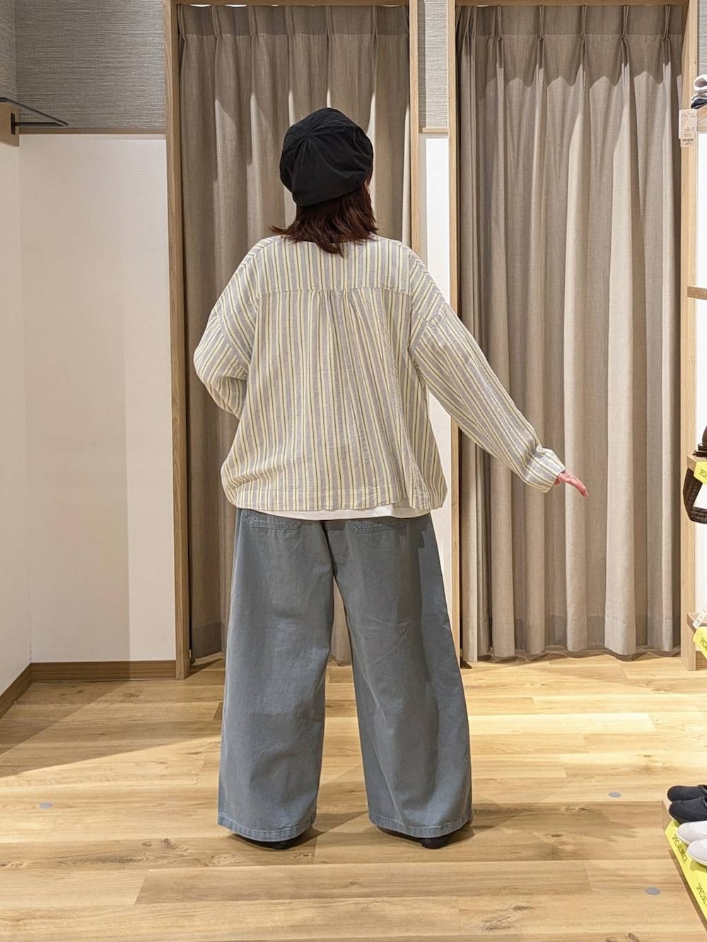 ブルー系のチノパンツ、ホワイト系のTシャツ/カットソー、グレー系のパンプスを着用したレディースの春コーディネートの2枚目の写真