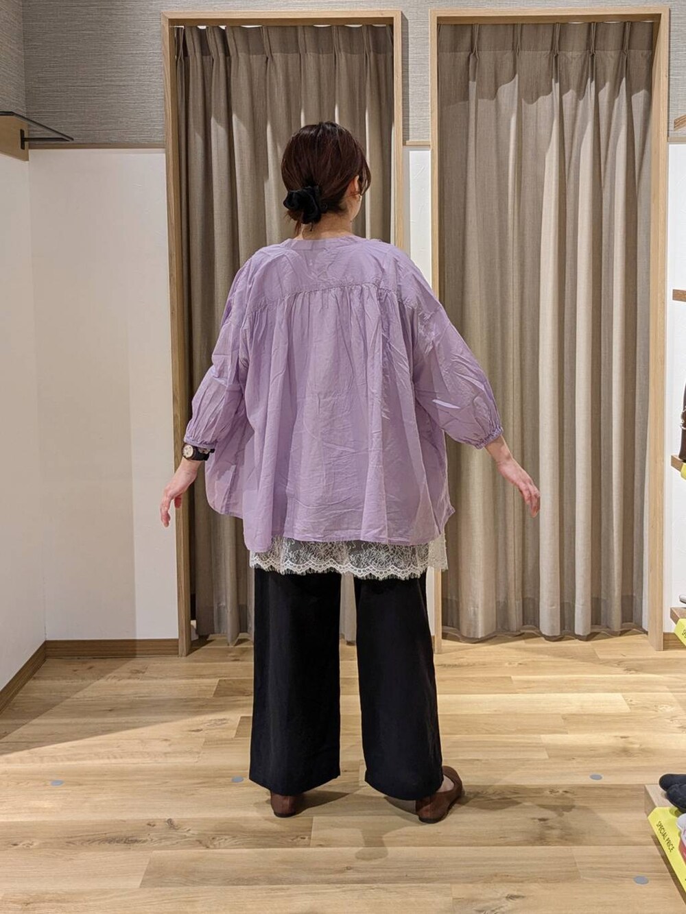 ブラウン系のショルダーバッグ、ブラウン系のパンプス、ブラック系のその他パンツを着用したレディースの春コーディネートの2枚目の写真