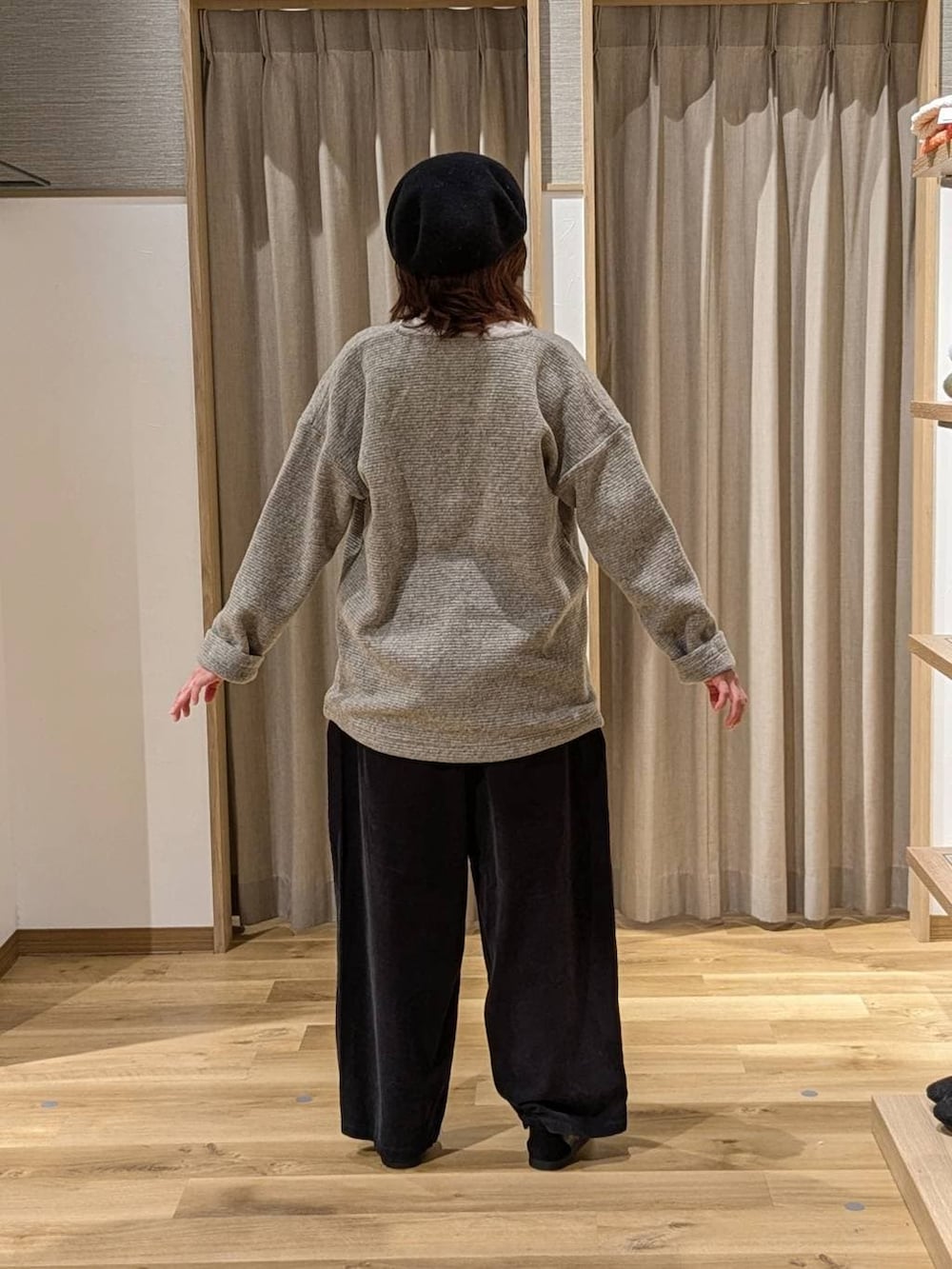 その他のその他パンツ、ホワイト系のTシャツ/カットソー、ブラック系のショルダーバッグを着用したレディースの冬コーディネートの2枚目の写真