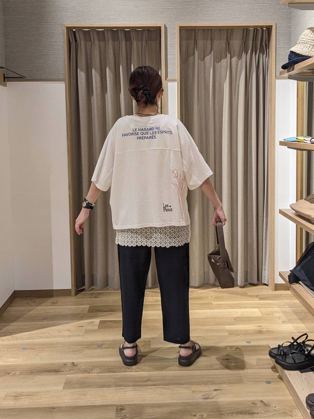 ブラウン系のサンダル、ブルー系のその他パンツ、ホワイト系のTシャツ/カットソーを着用したレディースの夏コーディネートの2枚目の写真