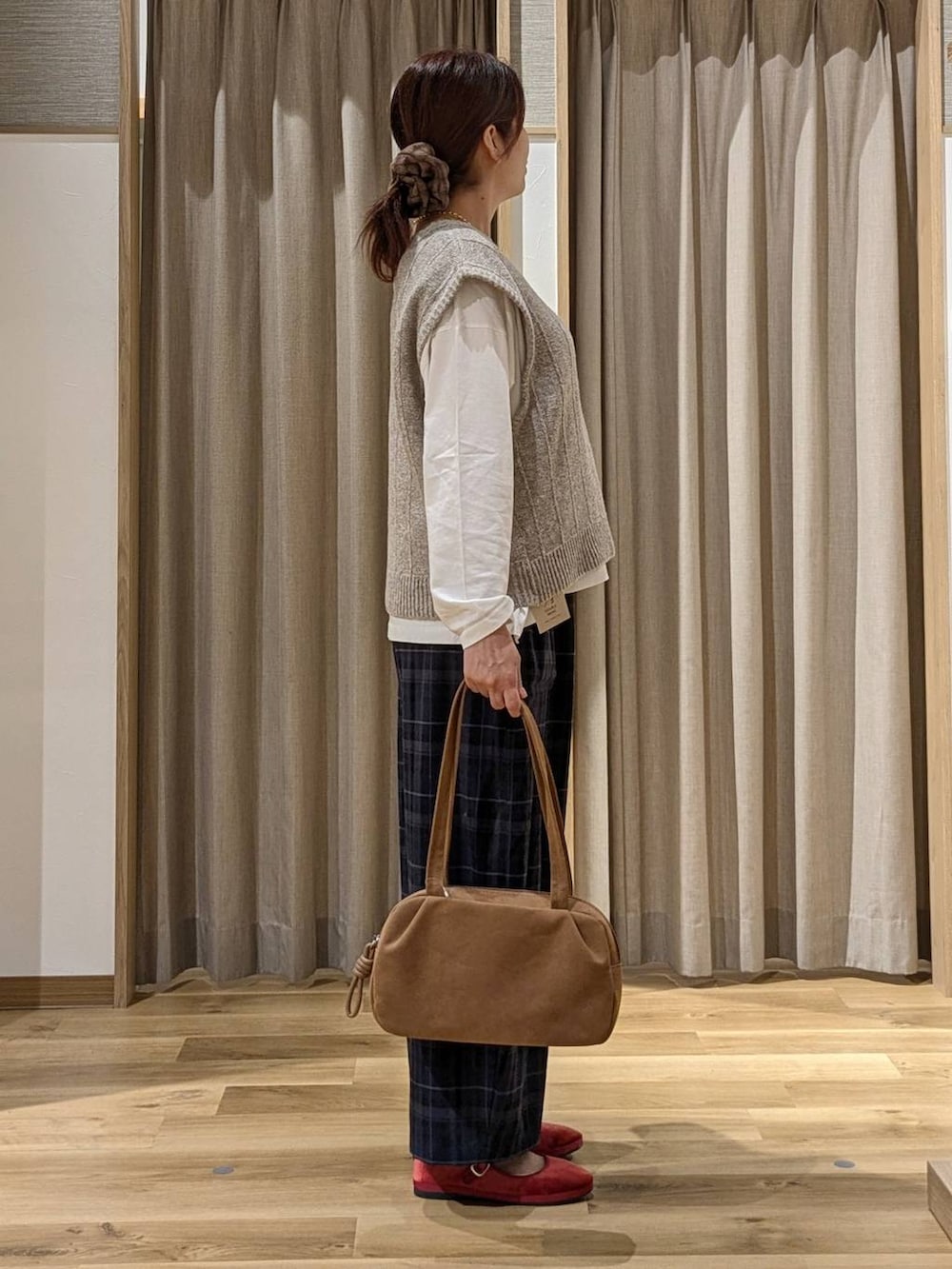ブラウン系のショルダーバッグ、レッド系のその他シューズ、ホワイト系のTシャツ/カットソーを着用したレディースの秋コーディネートの2枚目の写真