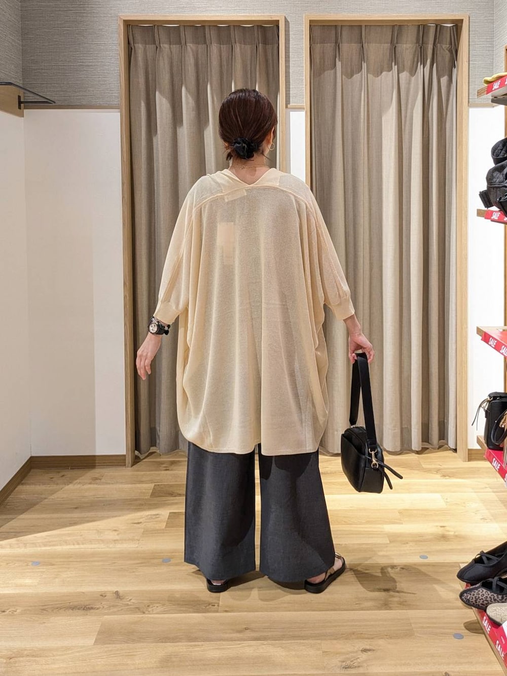 ブラック系のショルダーバッグ、ゴールド系のサンダル、グレー系のその他パンツを着用したレディースの夏コーディネートの2枚目の写真