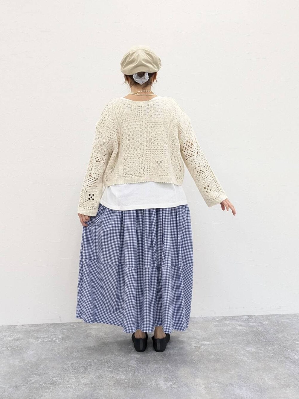 グレー系のパンプス、ベージュ系のカーディガン/ボレロ、ブルー系のスカートを着用したレディースの春コーディネートの2枚目の写真