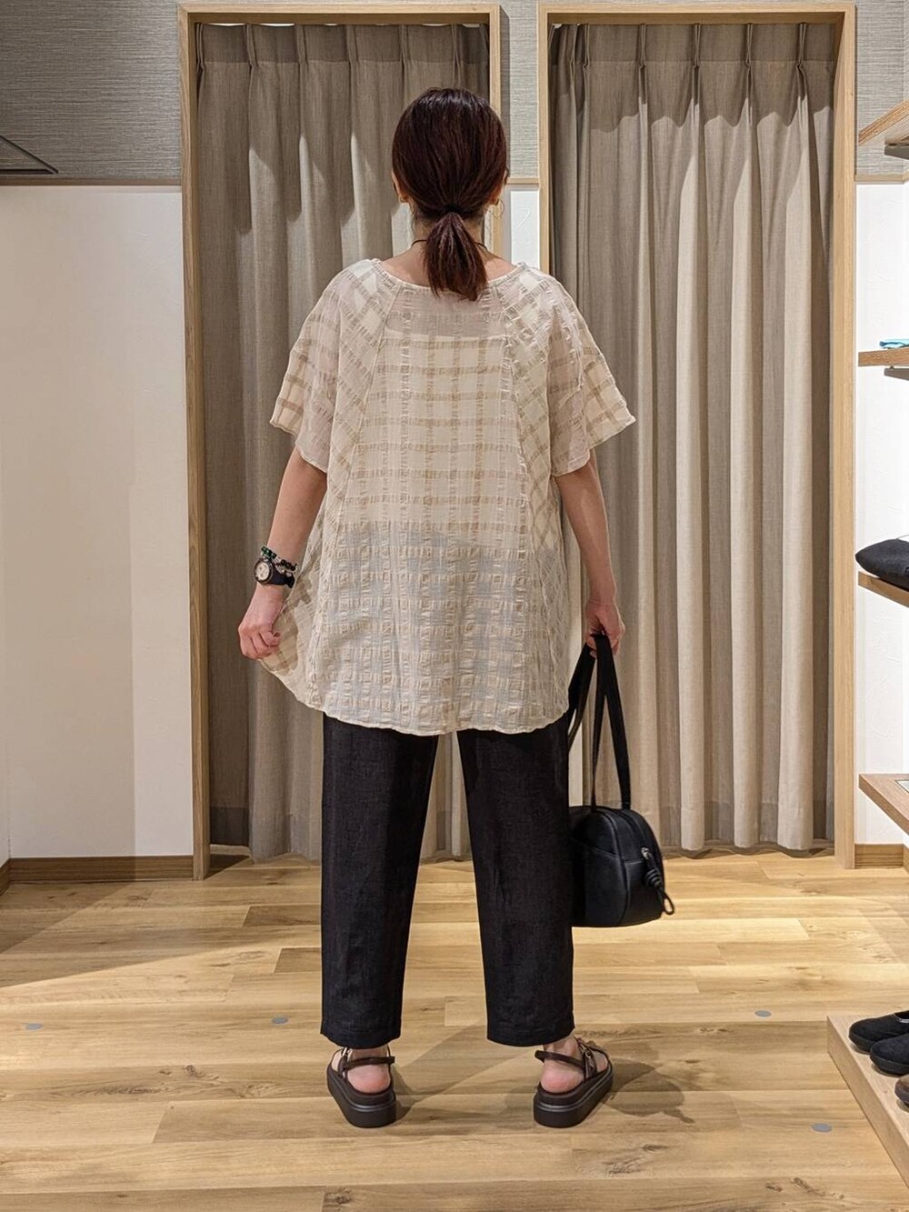 ブラック系のショルダーバッグ、ブラウン系のサンダル、その他のその他パンツを着用したレディースの夏コーディネートの2枚目の写真