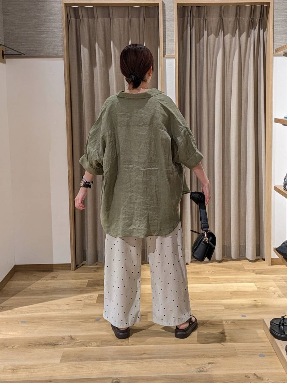 ブラック系のショルダーバッグ、ブラウン系のサンダル、その他のその他パンツを着用したレディースの夏コーディネートの2枚目の写真