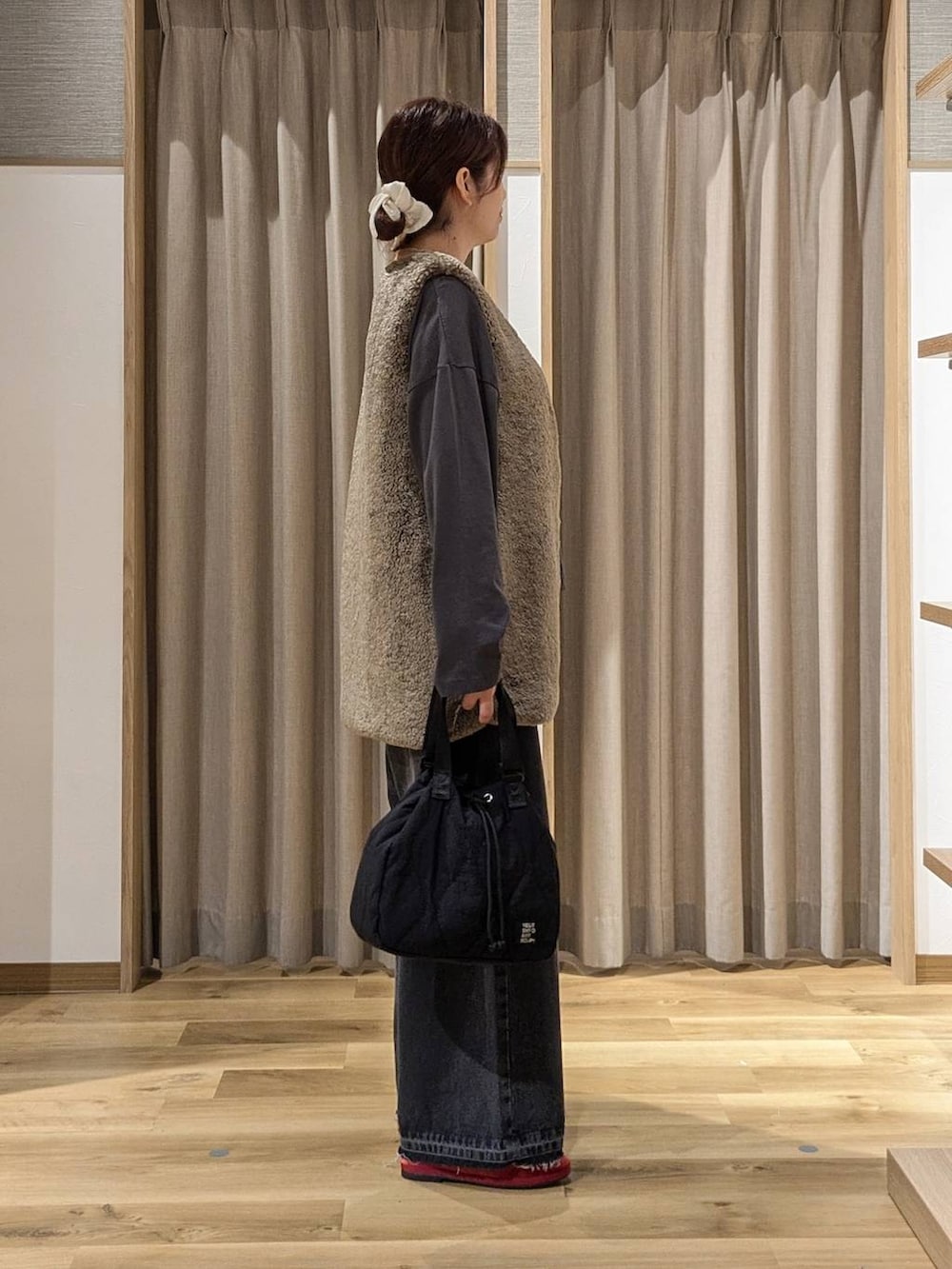 レッド系のその他シューズ、グレー系のTシャツ/カットソー、ブラック系のデニムパンツを着用したレディースの秋コーディネートの2枚目の写真
