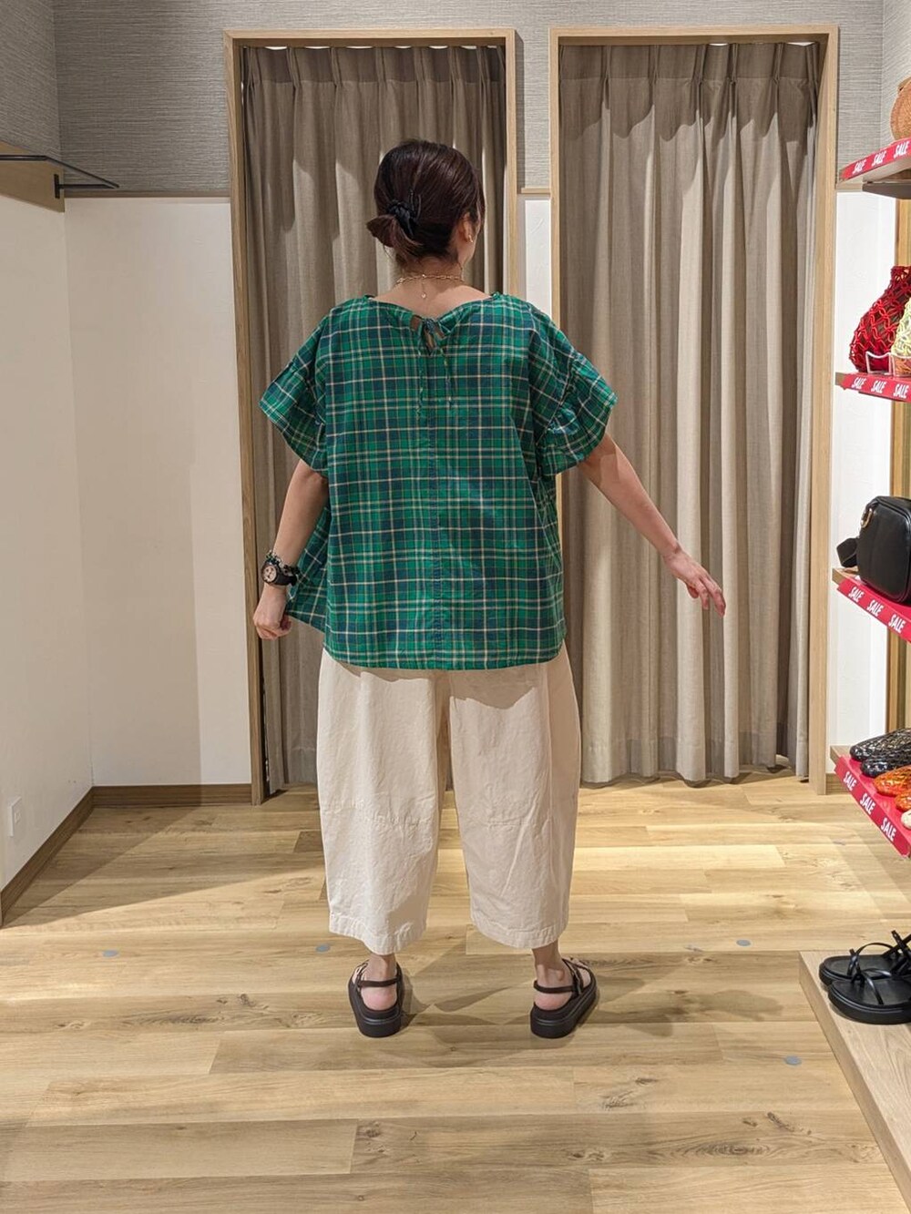 ブラウン系のサンダル、グリーン系のシャツ/ブラウス、ホワイト系のその他パンツを着用したレディースの夏コーディネートの2枚目の写真