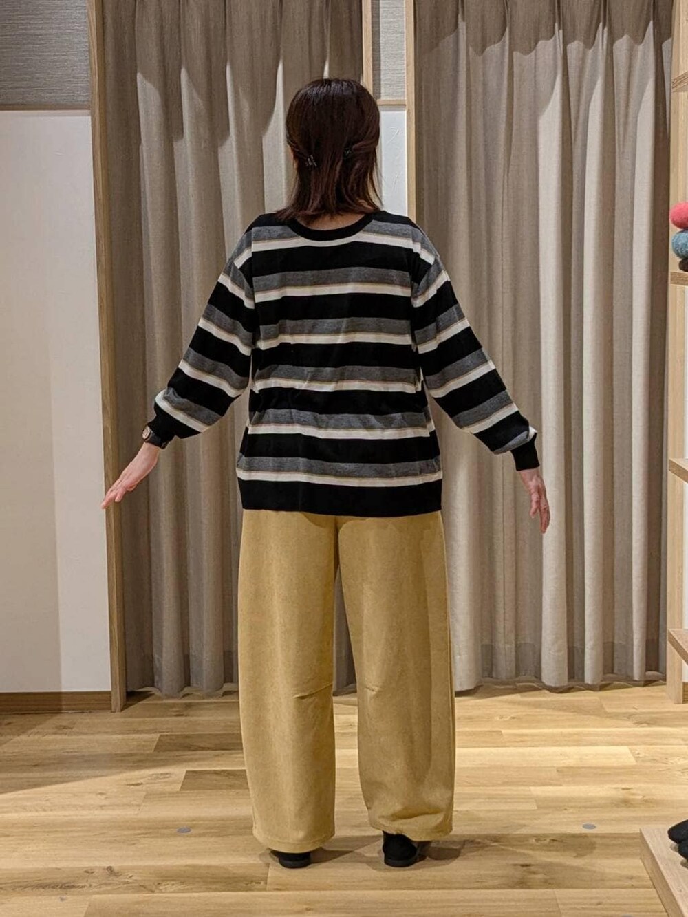 その他のニット/セーター、ブラック系のショルダーバッグ、ブラック系のスニーカーを着用したレディースの冬コーディネートの2枚目の写真