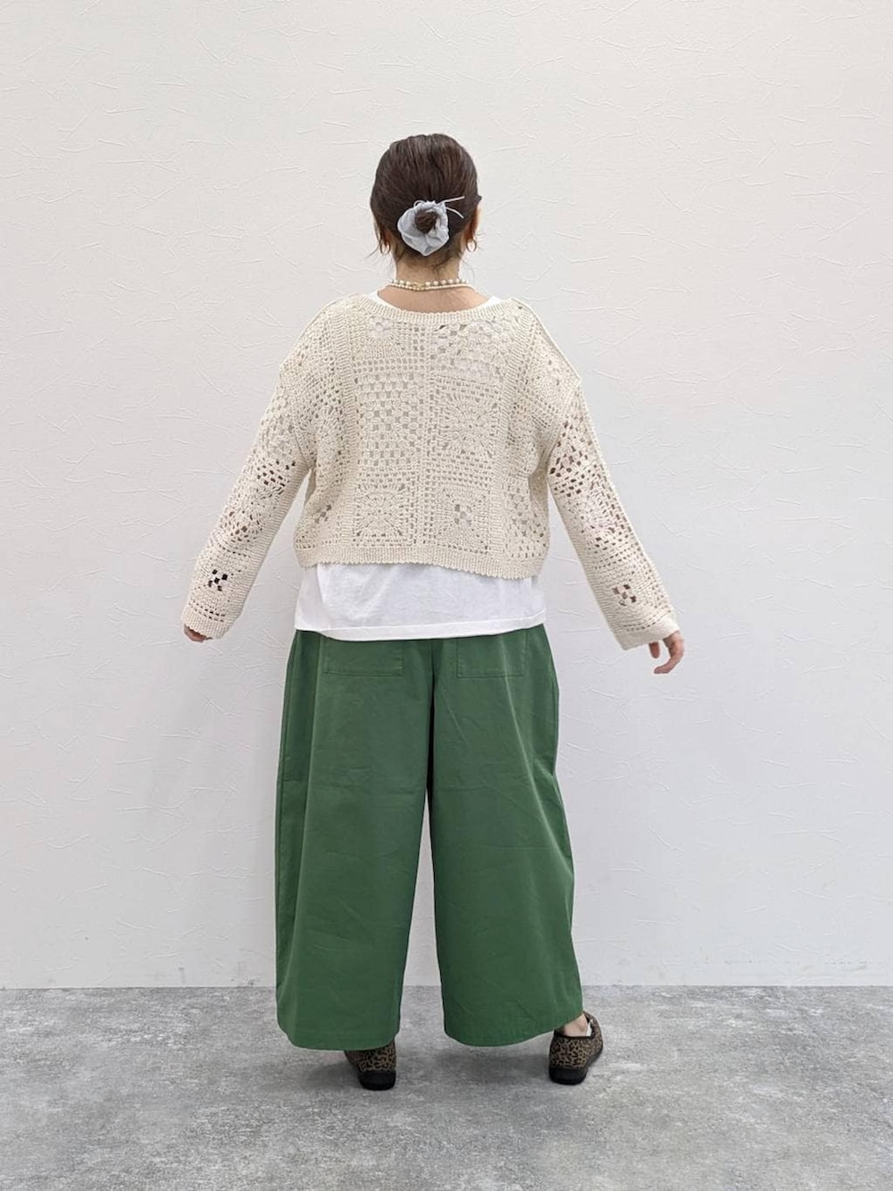 その他のバレエシューズ、ベージュ系のカーディガン/ボレロ、グレー系のシュシュを着用したレディースの春コーディネートの2枚目の写真