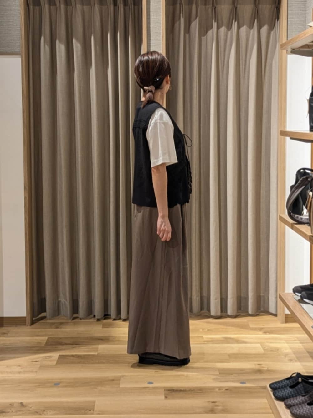 ブラック系のショルダーバッグ、ホワイト系のTシャツ/カットソー、ブラウン系のローファーを着用したレディースの秋コーディネートの3枚目の写真