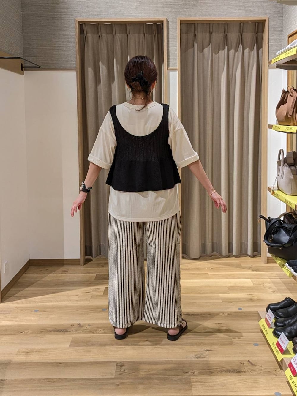ブラック系のショルダーバッグ、ブラウン系のサンダル、その他のその他パンツを着用したレディースの春コーディネートの2枚目の写真