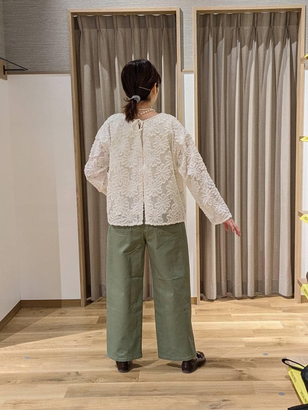 グリーン系のその他パンツ、ブラウン系のトートバッグ、ブラウン系のローファーを着用したレディースの春コーディネートの2枚目の写真