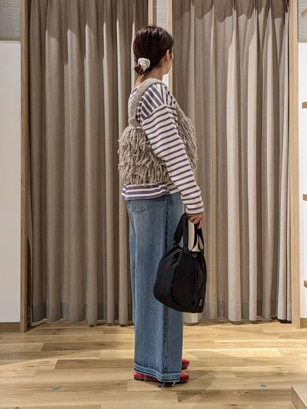 レッド系のその他シューズ、ブラウン系のニット/セーター、その他のTシャツ/カットソーを着用したレディースの秋コーディネートの2枚目の写真