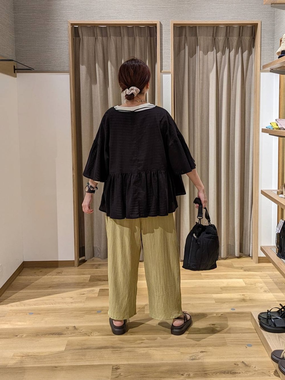 イエロー系のその他パンツ、ブラック系のショルダーバッグ、ブラウン系のサンダルを着用したレディースの夏コーディネートの2枚目の写真