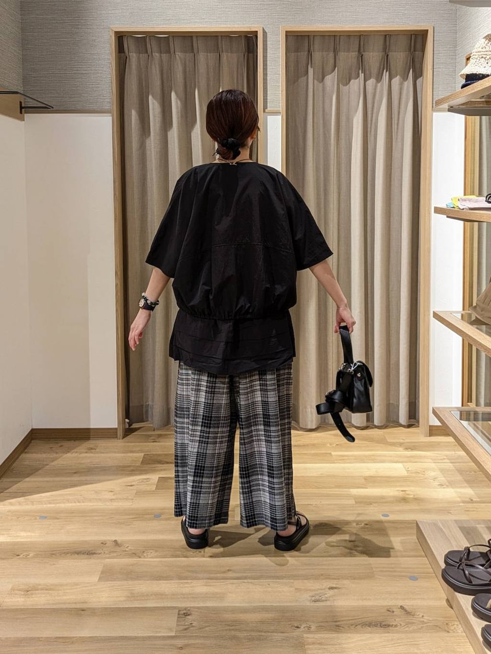 ブラック系のサンダル、ホワイト系のその他パンツ、ブラック系のショルダーバッグを着用したレディースの夏コーディネートの2枚目の写真