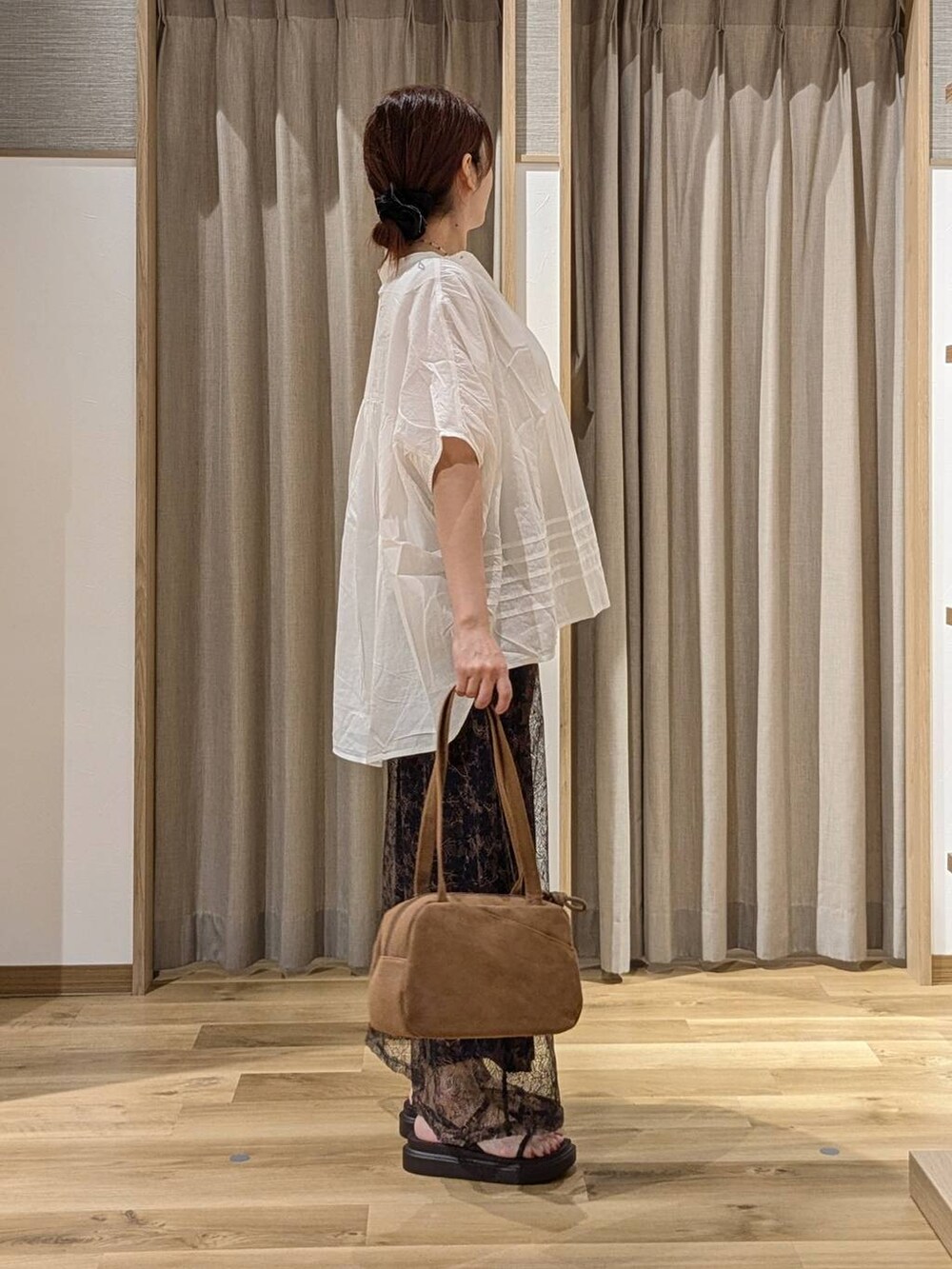 ブラウン系のその他パンツ、ブラウン系のショルダーバッグ、ブラウン系のサンダルを着用したレディースの夏コーディネートの2枚目の写真