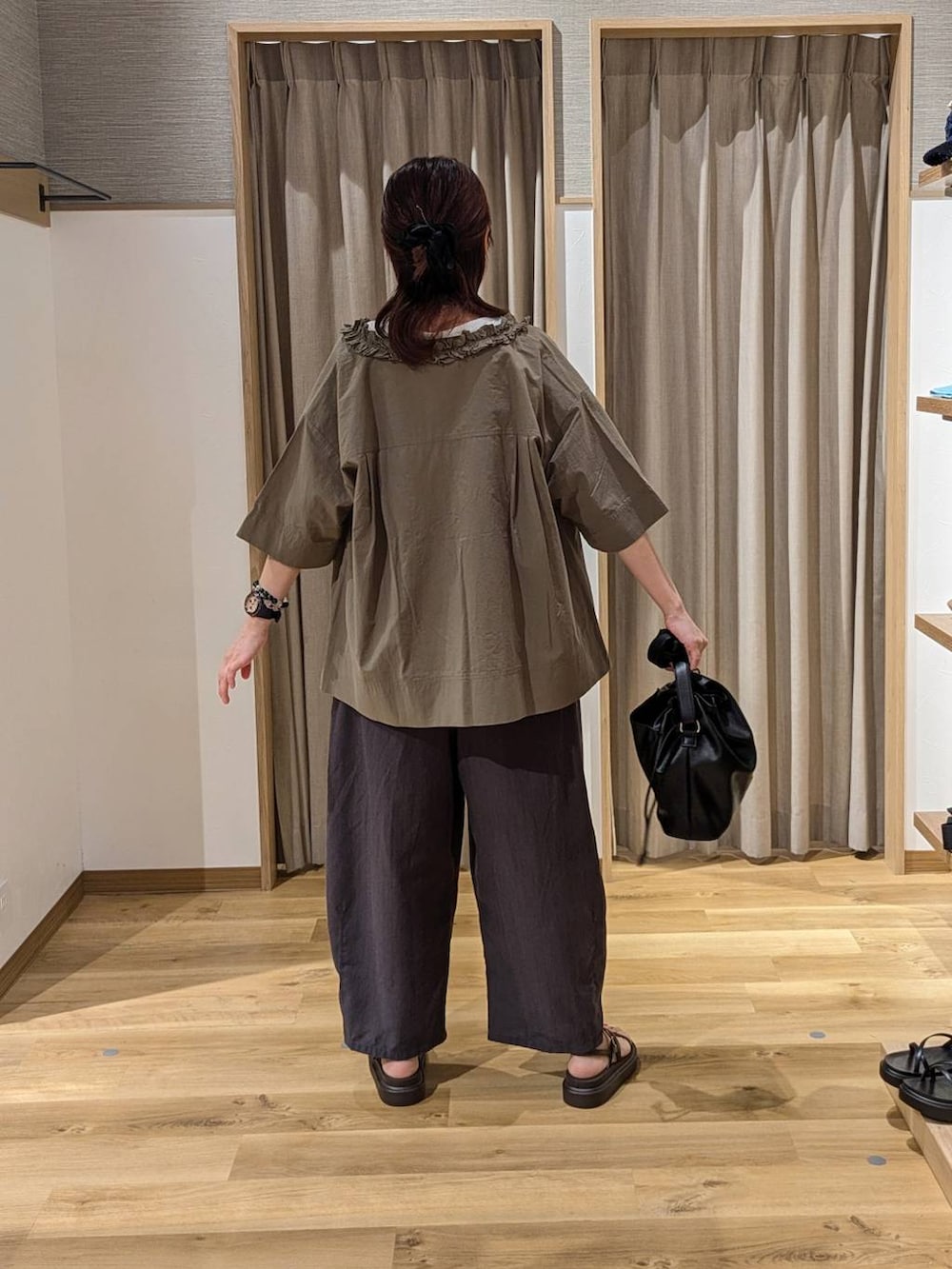 ブラウン系のサンダル、その他のその他パンツ、ブラック系のトートバッグを着用したレディースの夏コーディネートの2枚目の写真