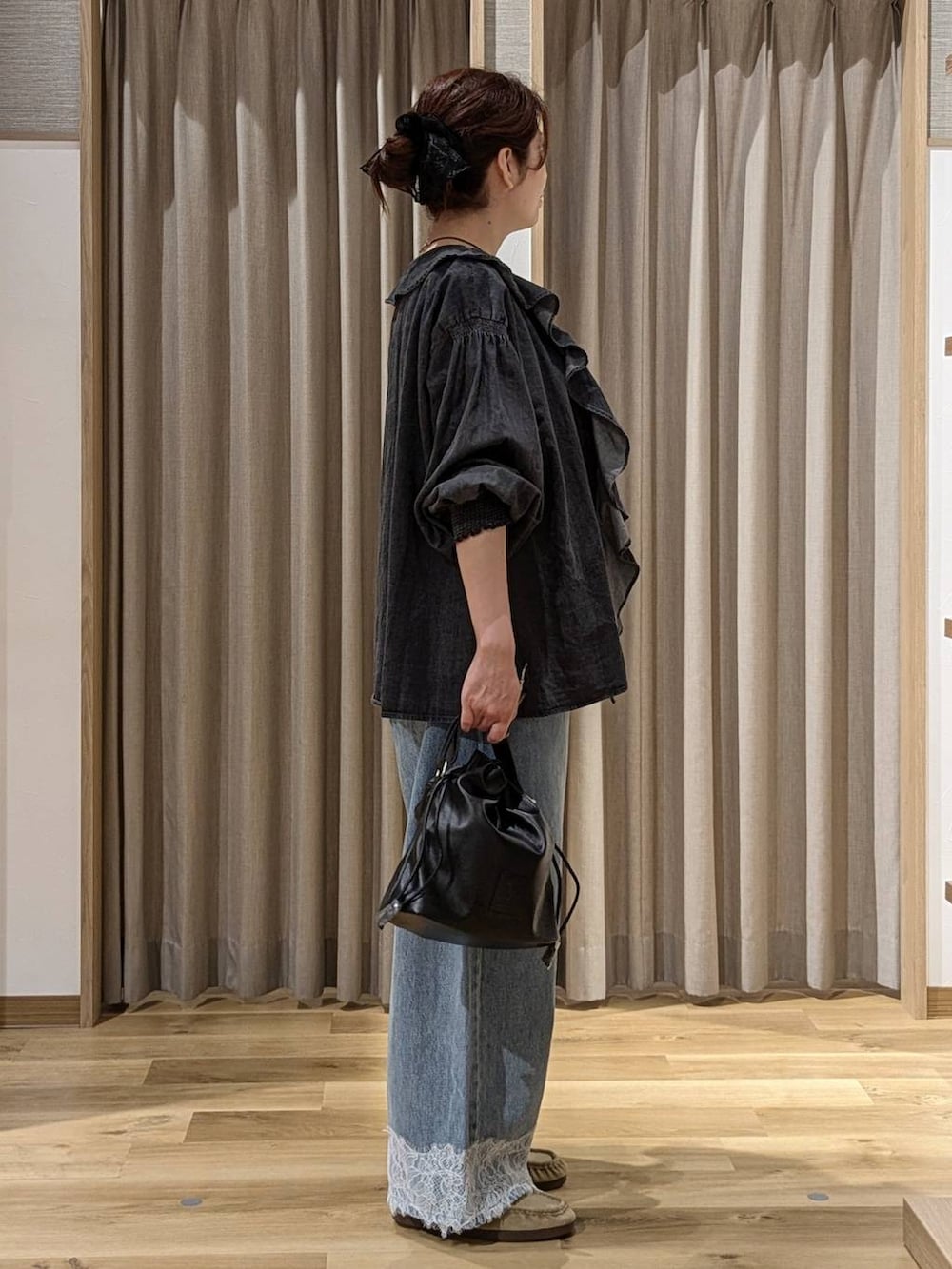 ブルー系のデニムパンツ、ブラック系のシャツ/ブラウス、その他のTシャツ/カットソーを着用したレディースの夏コーディネートの2枚目の写真