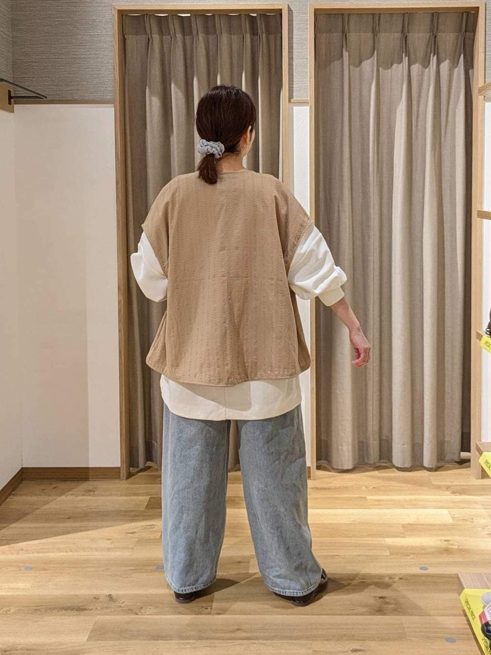 ブルー系のデニムパンツ、ホワイト系のTシャツ/カットソー、ブラウン系のローファーを着用したレディースの春コーディネートの2枚目の写真