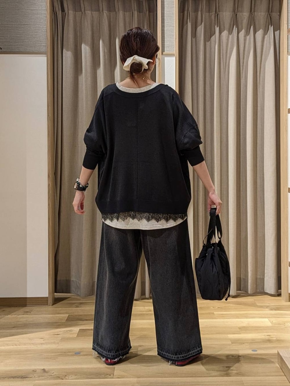 レッド系のその他シューズ、グレー系のカーディガン/ボレロ、ベージュ系のTシャツ/カットソーを着用したレディースの秋コーディネートの3枚目の写真