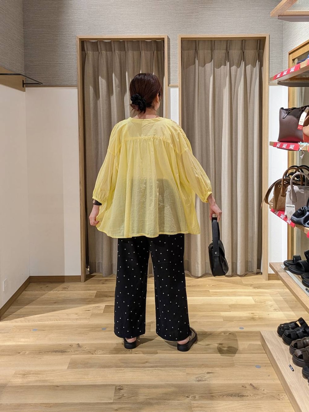 ベージュ系のサンダル、ホワイト系のタンクトップ、その他のその他パンツを着用したレディースの夏コーディネートの2枚目の写真