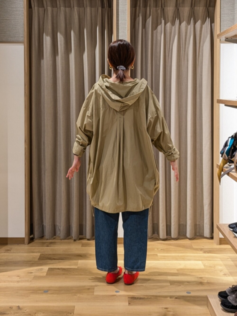 ブルー系のデニムパンツ、ベージュ系のシャツ/ブラウスを着用したレディースの秋コーディネートの2枚目の写真