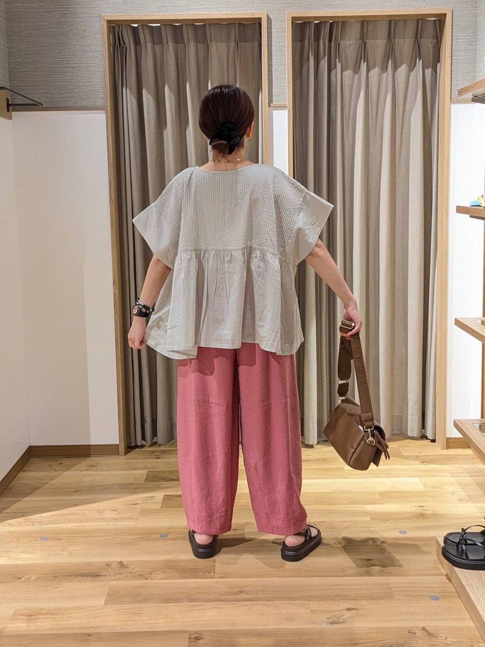 ブラウン系のショルダーバッグ、ブラウン系のサンダル、ピンク系のその他パンツを着用したレディースの夏コーディネートの2枚目の写真