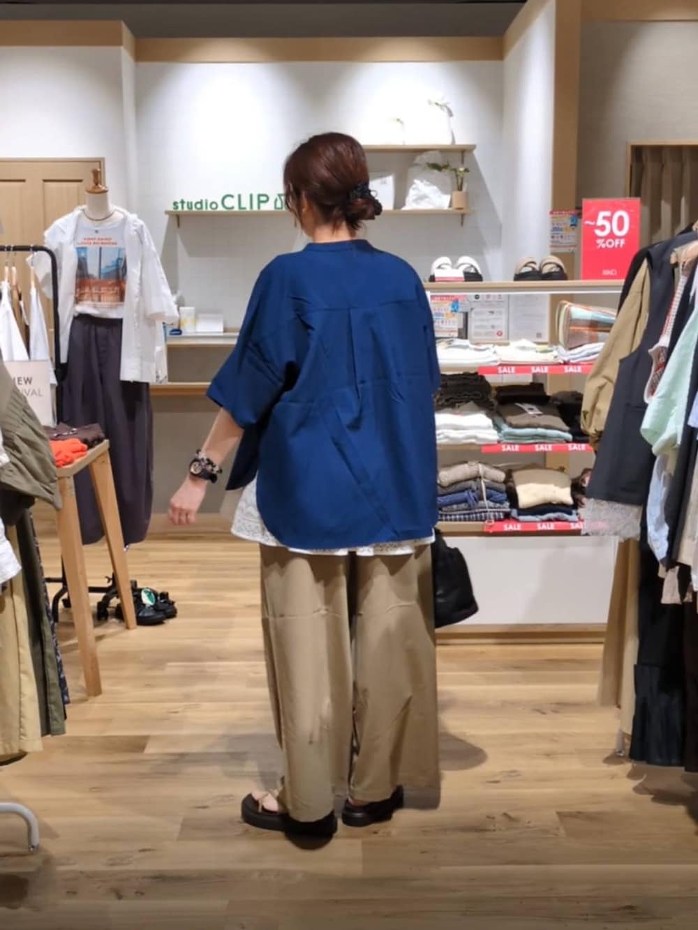 ベージュ系のサンダル、ベージュ系のその他パンツ、ホワイト系のTシャツ/カットソーを着用したレディースの夏コーディネートの2枚目の写真