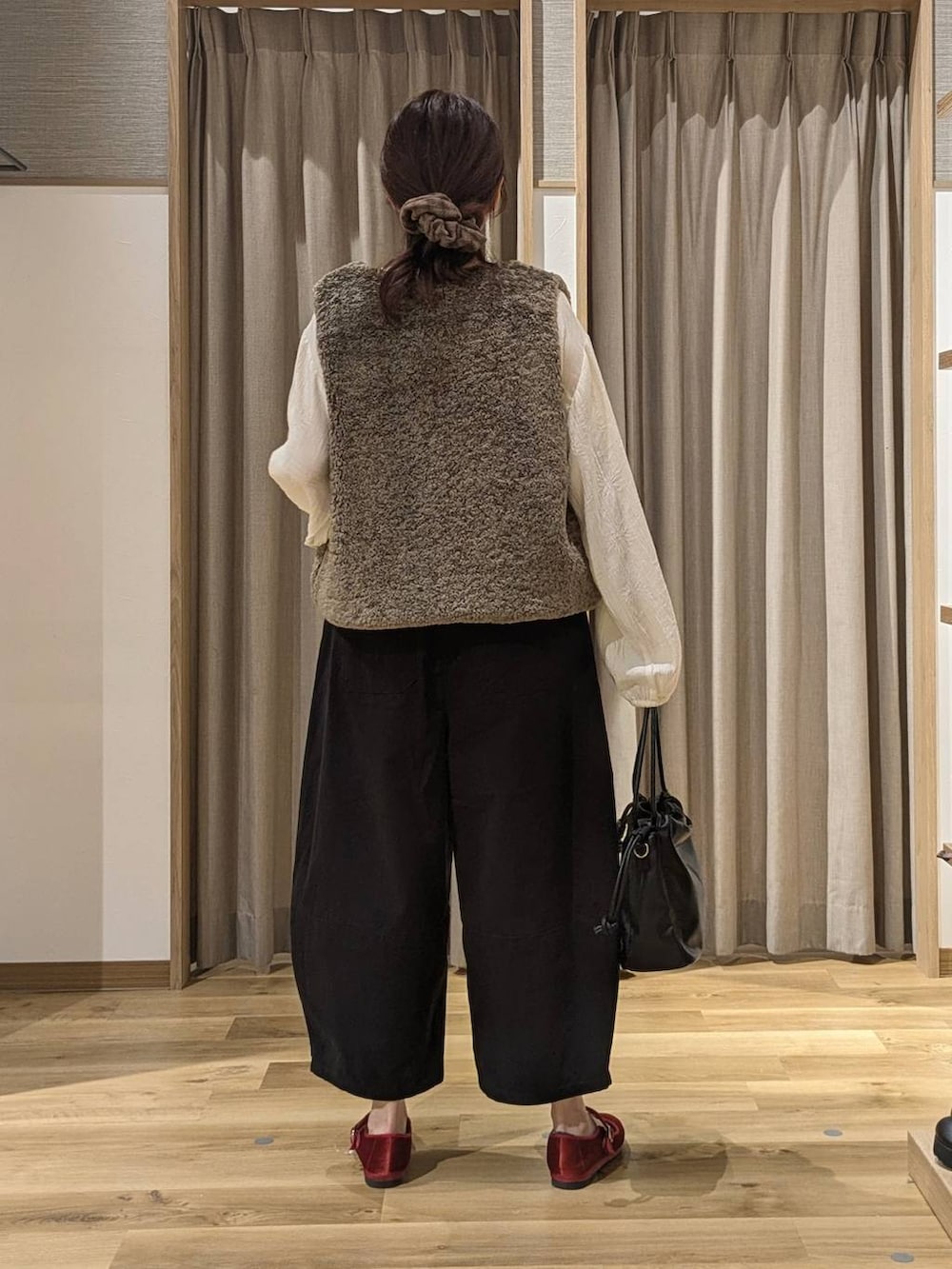 レッド系のその他シューズ、ブラック系のショルダーバッグ、ベージュ系のシャツ/ブラウスを着用したレディースの秋コーディネートの3枚目の写真