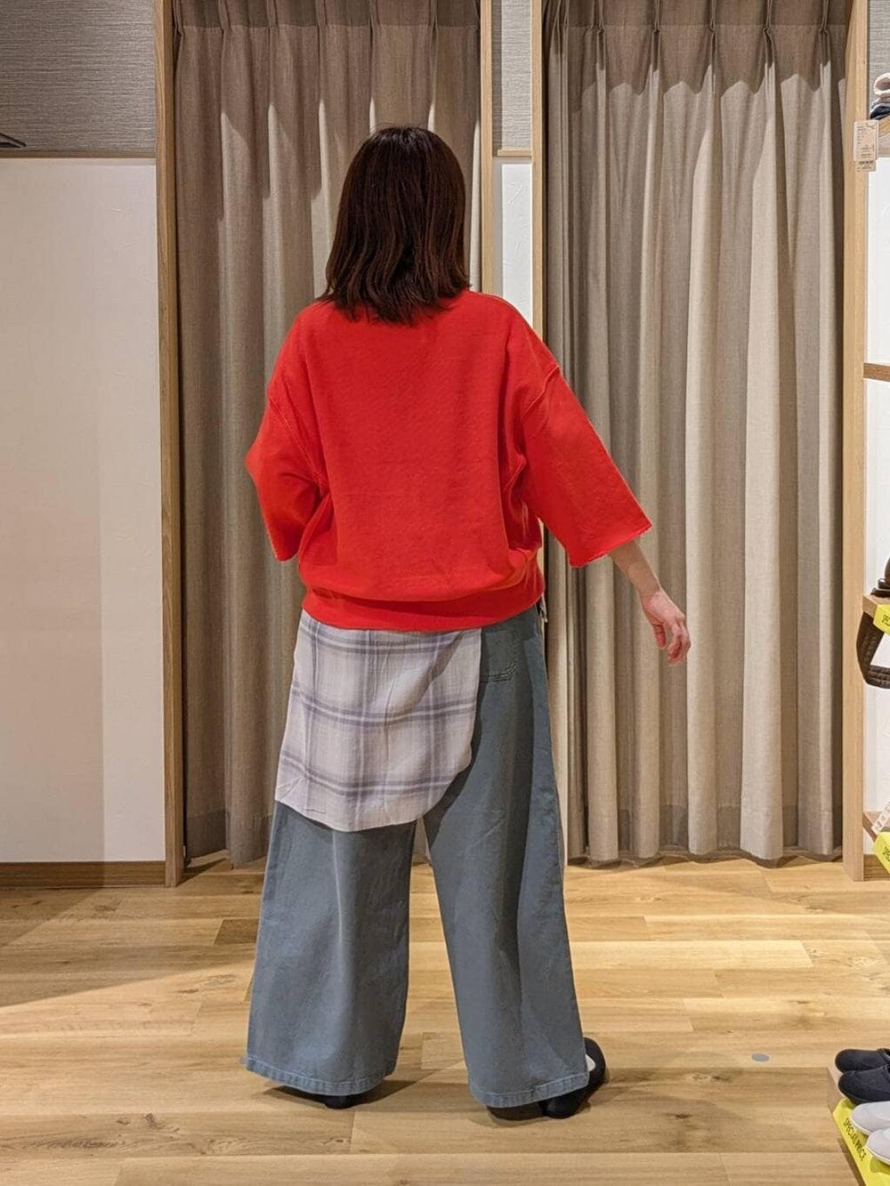 ブルー系のチノパンツ、グレー系のパンプス、レッド系のスウェットを着用したレディースの春コーディネートの2枚目の写真