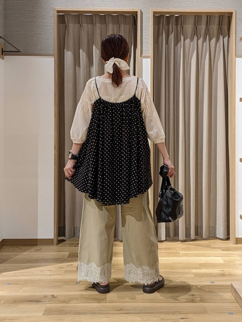 ベージュ系のデニムパンツ、ホワイト系のシャツ/ブラウス、ブラウン系のサンダルを着用したレディースの夏コーディネートの2枚目の写真
