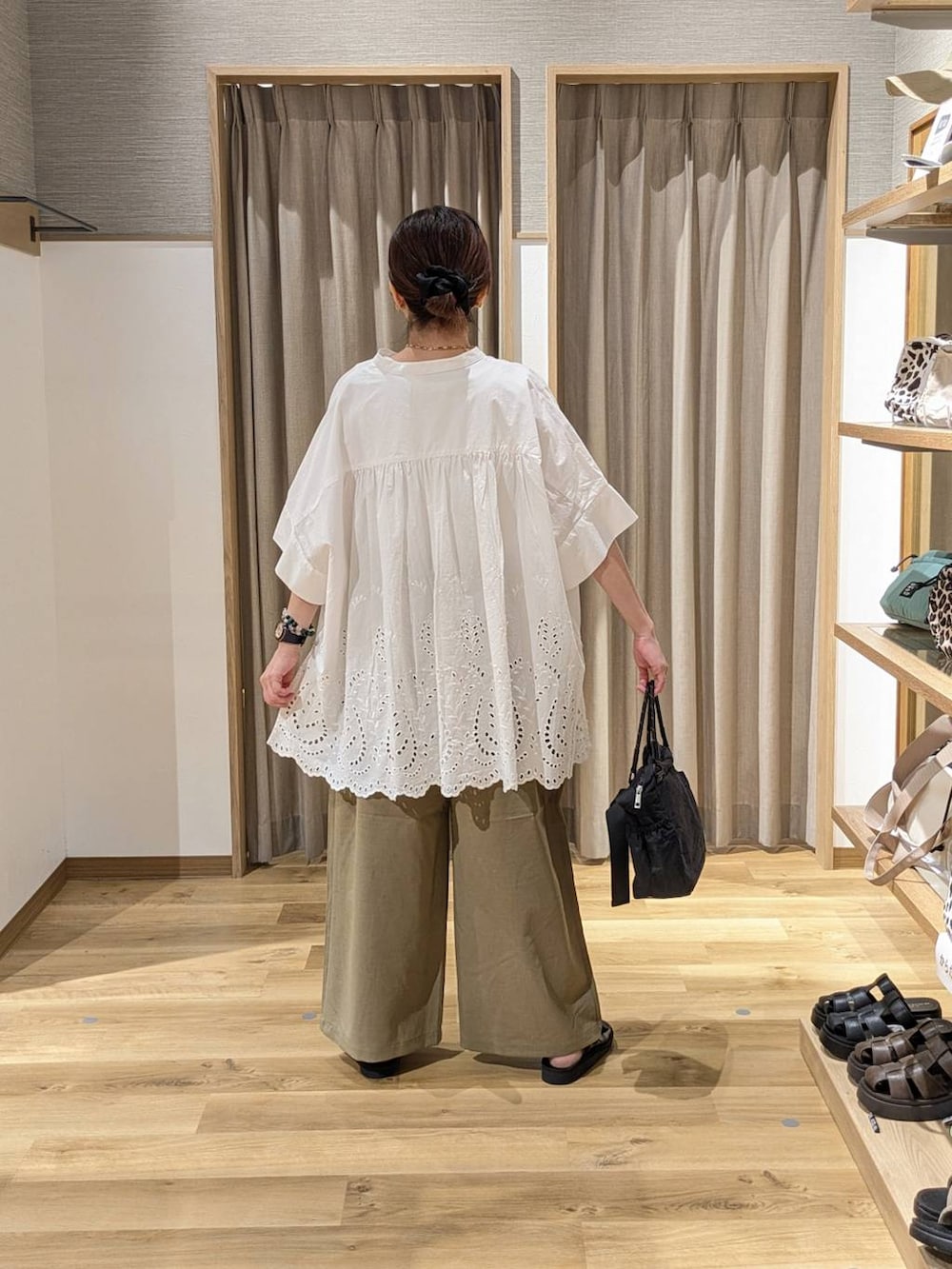 ベージュ系のその他パンツ、ホワイト系のタンクトップ、ブラック系のサンダルを着用したレディースの夏コーディネートの2枚目の写真