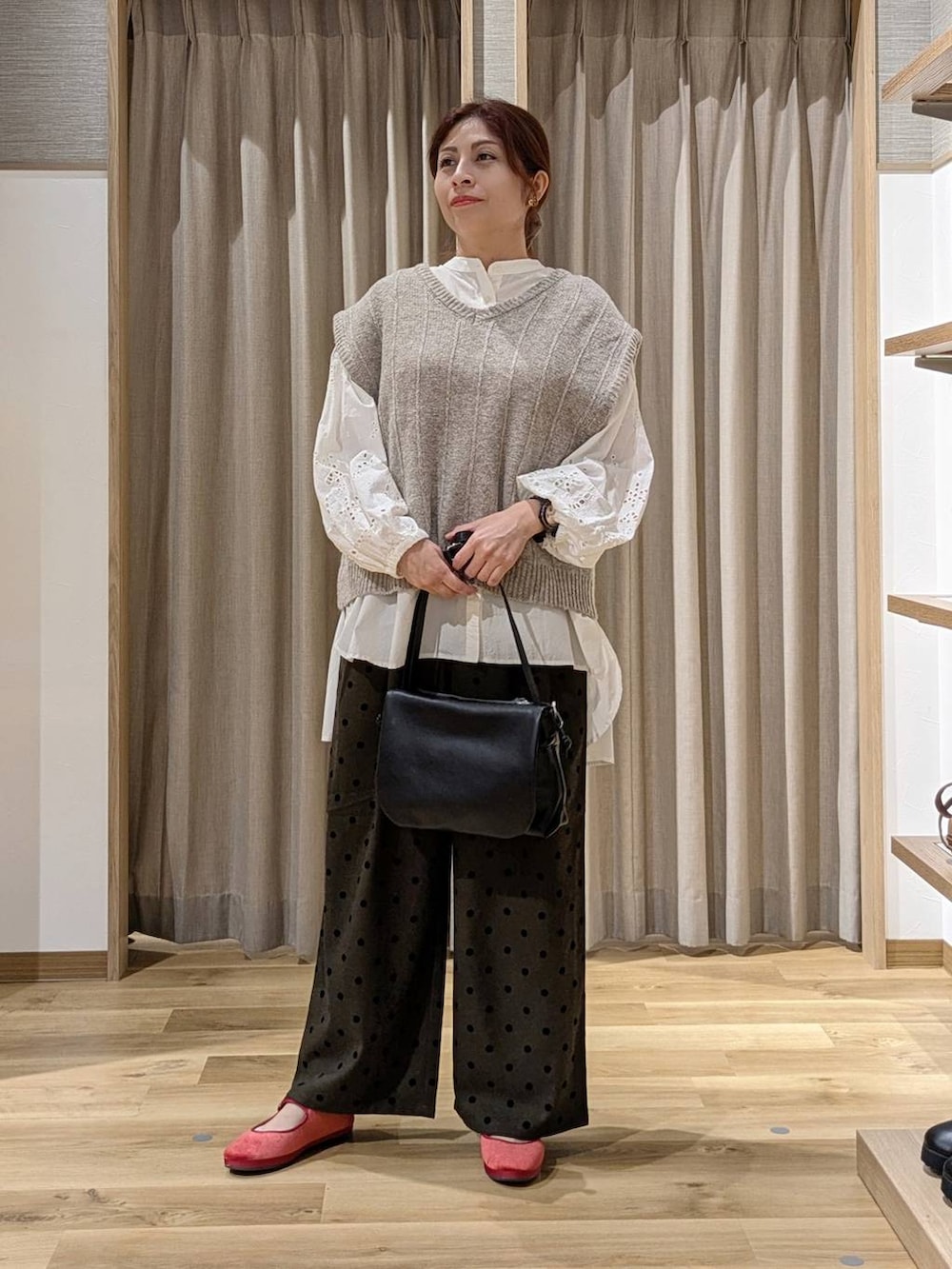レッド系のその他シューズ、ブラウン系のその他パンツ、ホワイト系のシャツ/ブラウスを着用したレディースの秋コーディネートの4枚目の写真