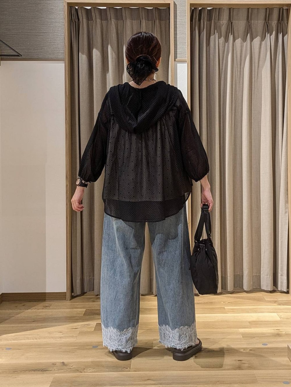 その他のシャツ/ブラウス、ブルー系のデニムパンツ、その他のTシャツ/カットソーを着用したレディースの夏コーディネートの3枚目の写真