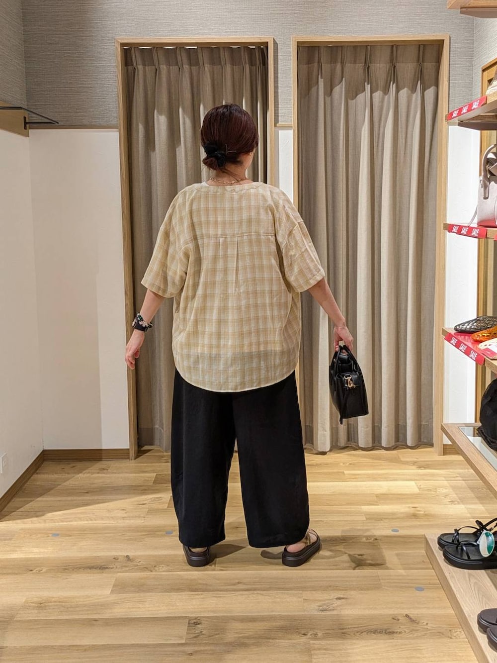 ベージュ系のサンダル、ブラック系のその他パンツ、ブラック系のショルダーバッグを着用したレディースの夏コーディネートの2枚目の写真