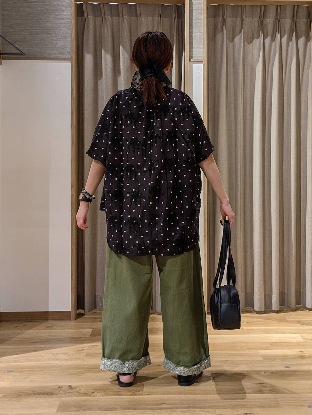 ブラック系のショルダーバッグ、グリーン系のデニムパンツ、その他のシャツ/ブラウスを着用したレディースの夏コーディネートの3枚目の写真